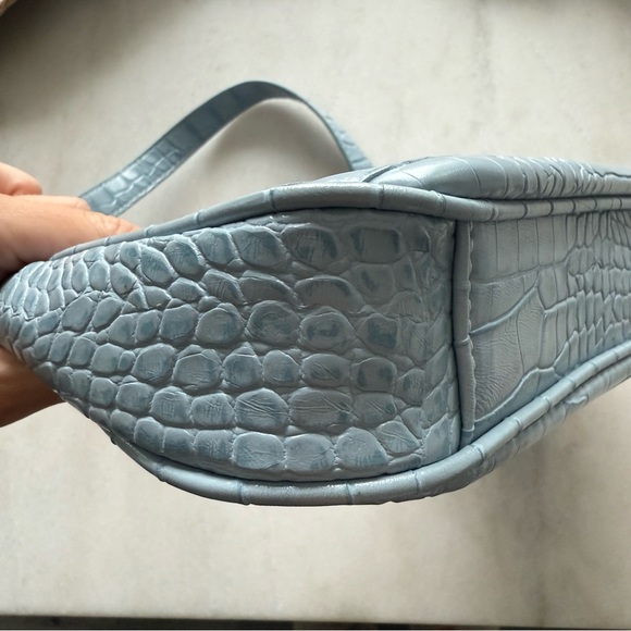 Blue croc embossed shoulder bag - Picture 4 of 7